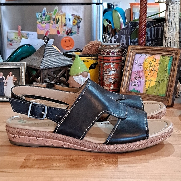 Naturalizer Black Sandals - Picture 3 of 5